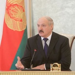 Лукашенко: Свое закапываем в мусор, а потом платим валюту, чтобы завезти это из других стран. Разве это по-хозяйски? 