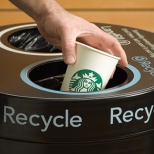 Starbucks начал перерабатывать бумажные стаканчики